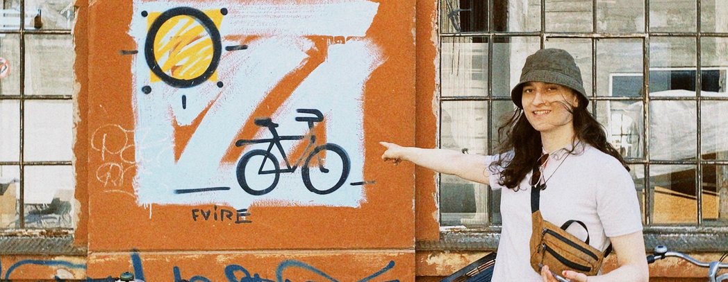 bike-pointing-luna